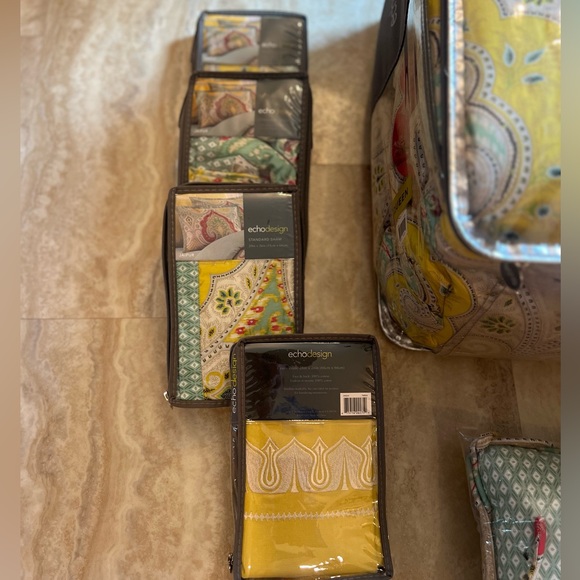 Queen EchoDesign Comforter Set with 2 extra Shams & decorative Pillow - Picture 7 of 8